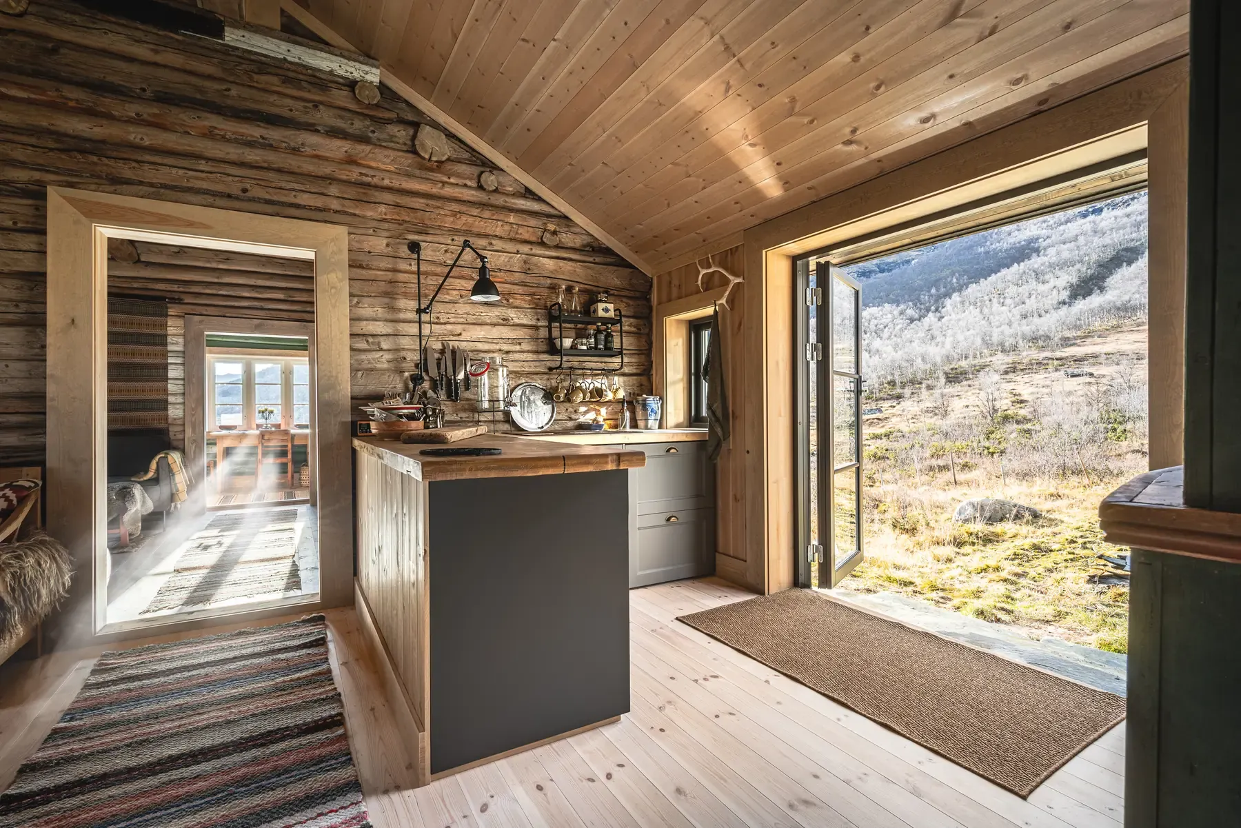 Kitchen with an open door towards the mountains, Grøndalen