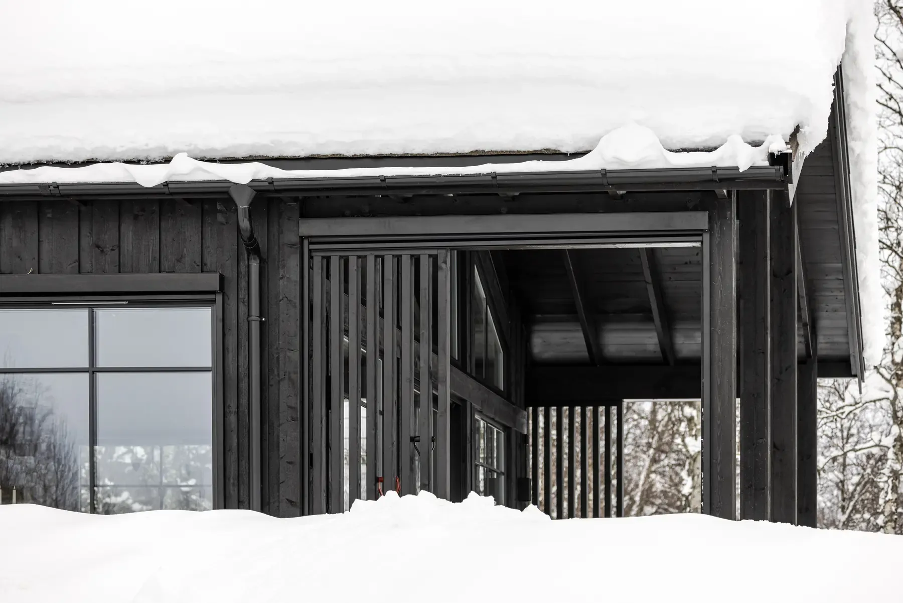 Extension with black cladding at Lykkja