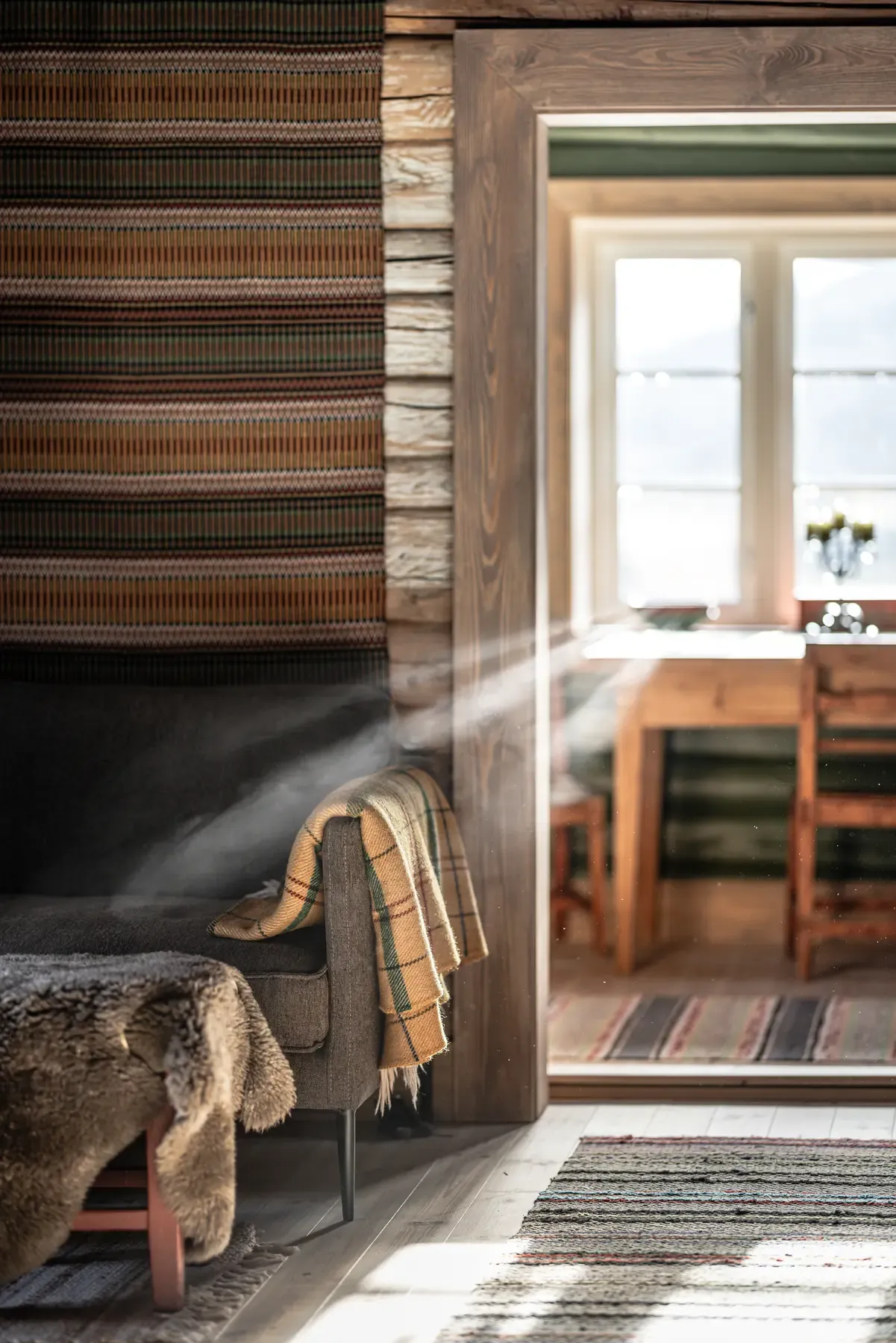 Lys inn gjennom vinduet i tømmerveggen