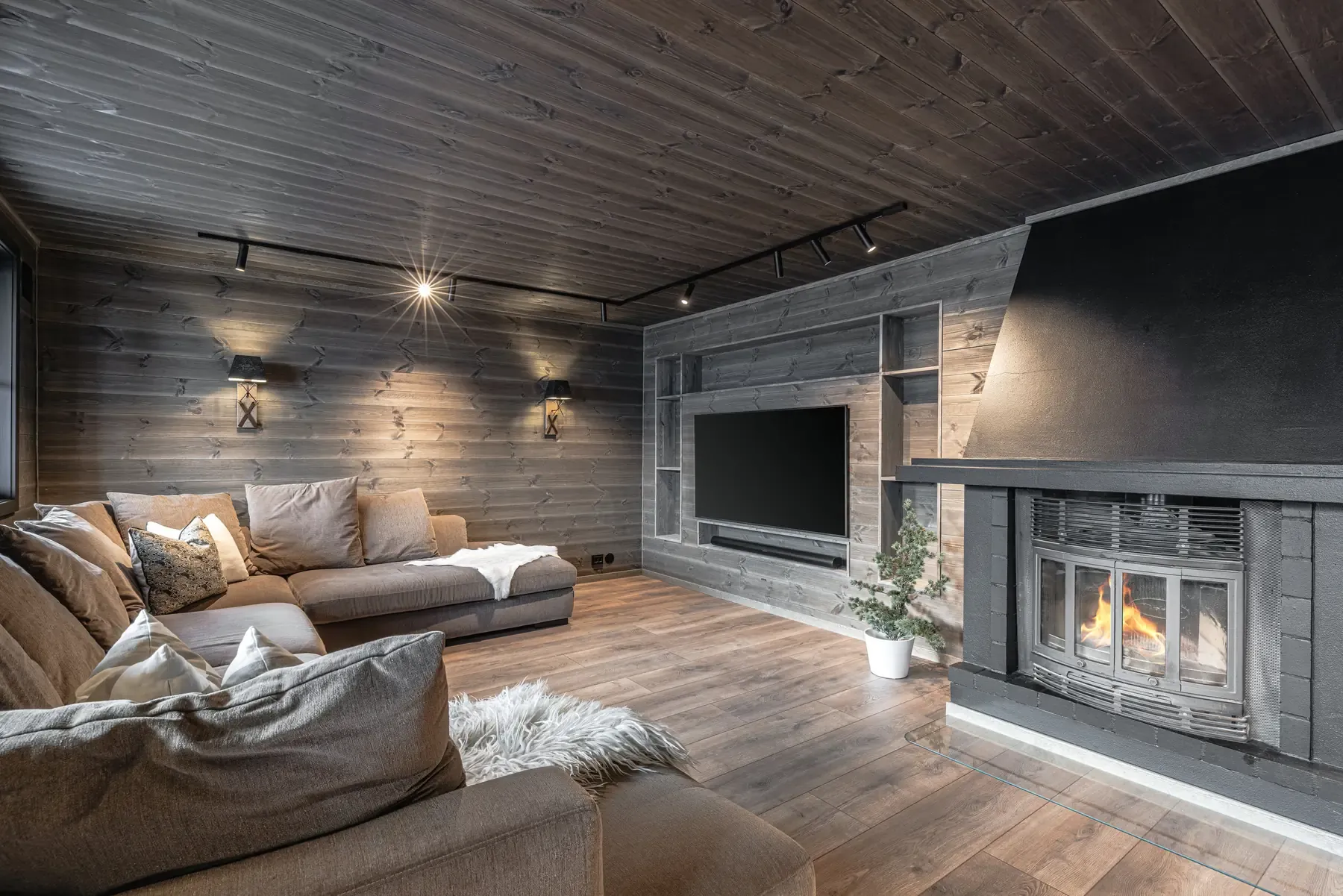 Stue med peis og innebygd TV-vegg