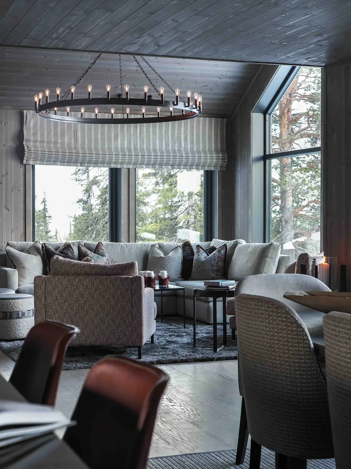 Living room with chandelier in a new cabin at Lykkja